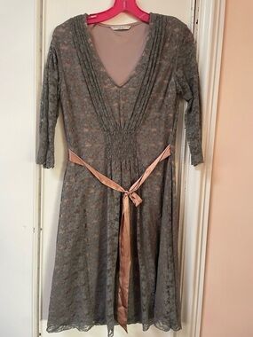 Alexis Admore Lace Overlay V-Neck Midi Dress with Satin peach Tie size M